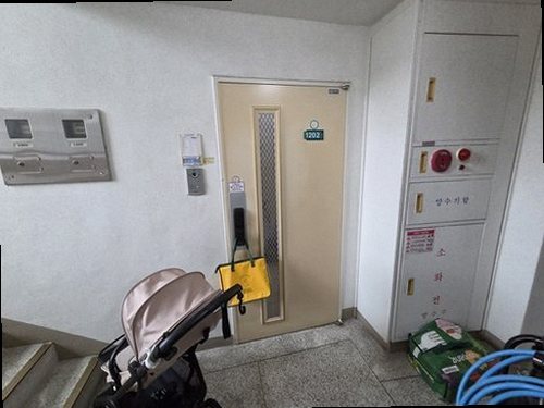 하남 누수탐지 벽과 바닥의 물기 흔적을 확인하는 점검 과정