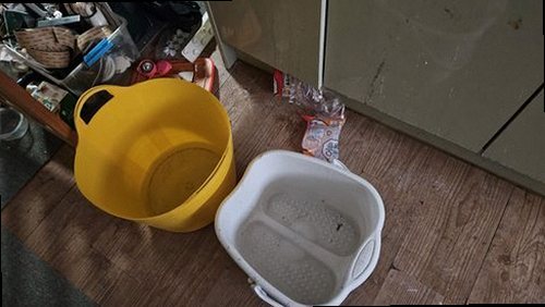 하남 누수탐지 배관과 벽면 주변의 상태를 비교 점검하는 현장