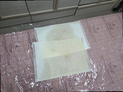 하남 누수탐지 천장 얼룩의 범위와 주변 벽면을 살펴보는 점검 장면
