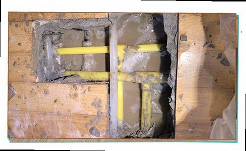 안성 누수탐지 세면대 하부 배관과 수납장 바닥의 습기 흔적을 확인하는 현장 점검
