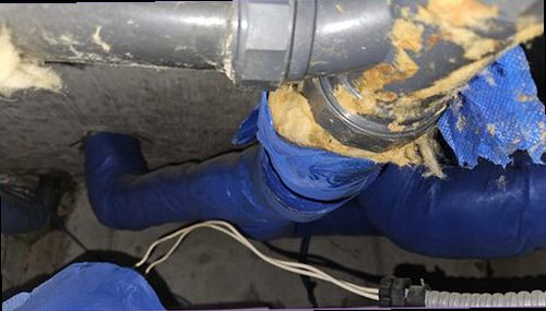 여주 누수탐지 천장과 벽면에 나타난 누수 흔적을 확인하는 모습