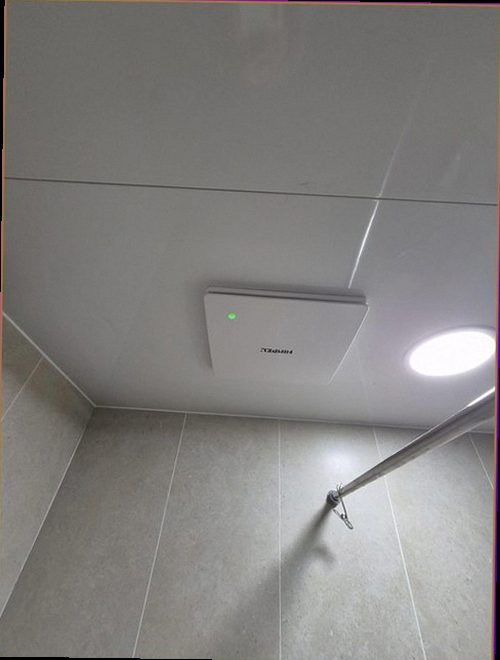 오산 누수탐지 욕실 바닥의 수분 범위와 변기 주변 상태를 확인하는 모습