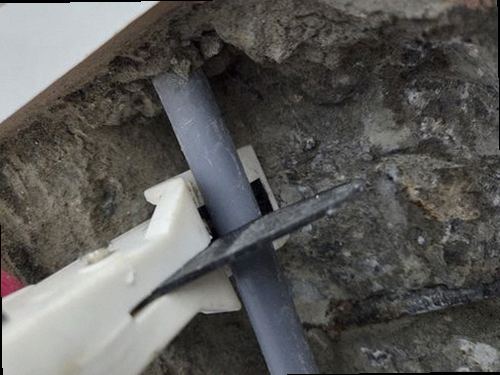 남양주 누수탐지 벽과 바닥의 누수 흔적 및 주변 배관을 확인하는 점검 과정