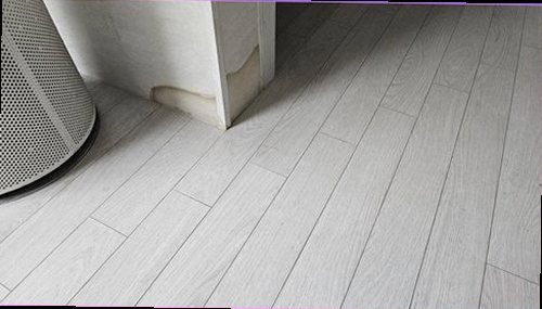 누수탐지 보수 후 건조 상태와 욕실 주변 마감 상태를 확인하는 모습