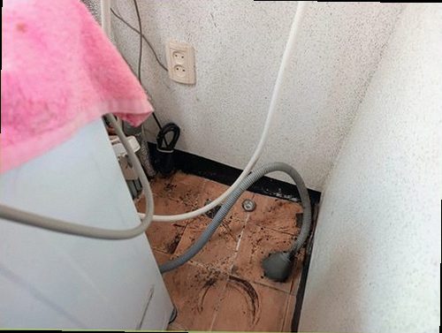 분당구 누수탐지 욕실 바닥과 벽면의 누수 흔적을 확인하는 모습