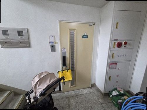 동두천 누수탐지 벽면 물자국의 범위와 주변 상태를 확인하는 모습