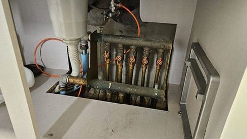 누수탐지 점검 결과에 따라 수리 범위와 확인 절차를 정리하는 모습
