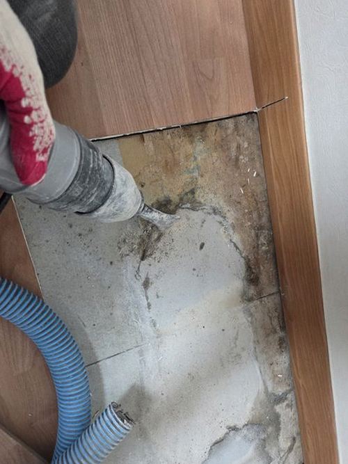 누수탐지 천장 점검 후 측정 기록을 정리하는 작업 장면