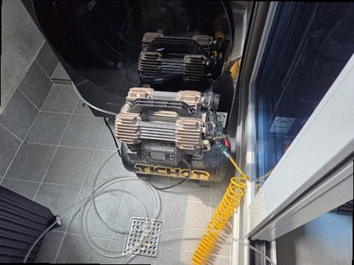 의정부 누수탐지 천장 얼룩과 주변 벽면의 습기를 함께 확인하는 점검 장면