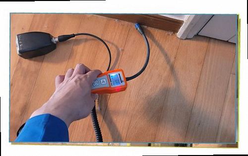 수지구 누수탐지 벽면과 바닥의 습기 흔적을 비교하는 점검 장면
