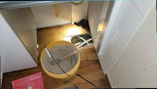 동탄구 누수탐지 젖은 바닥과 벽면을 확인하며 누수 범위를 기록하는 현장 모습