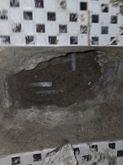 누수탐지 배관 경로와 검사 결과를 대조해 의심 구간을 확인하는 모습