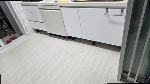 덕양구 누수탐지 천장 얼룩과 주변 습윤 범위를 확인하는 모습