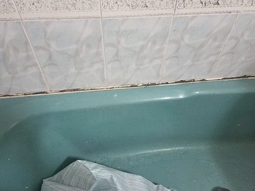 누수탐지 수도 계량기 지시치를 확인하는 모습