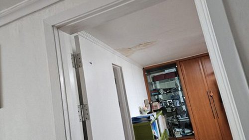 누수탐지 벽체 수분 측정 장비를 활용하는 점검 장면