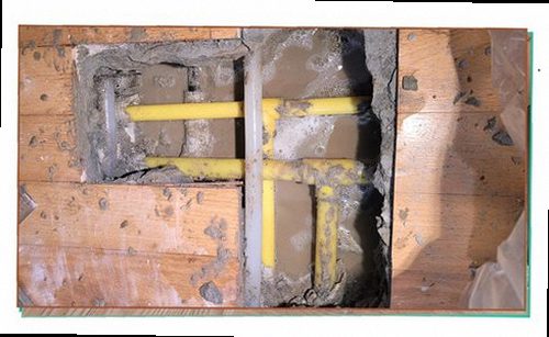 천안시 서북구 누수탐지 누수 원인 확인 후 배관 상태와 보수 범위를 검토하는 장면