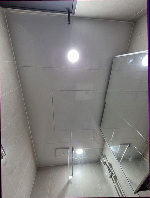 누수탐지 벽체 내부 수분 분포를 측정하고 의심 구간을 표시하는 모습