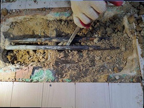 동작구 누수탐지 온수 배관 압력 변화를 확인하는 현장 점검 모습
