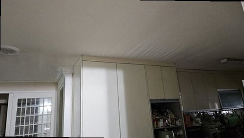 성북구 누수탐지 천장 얼룩과 배관 주변을 비교해 살피는 모습