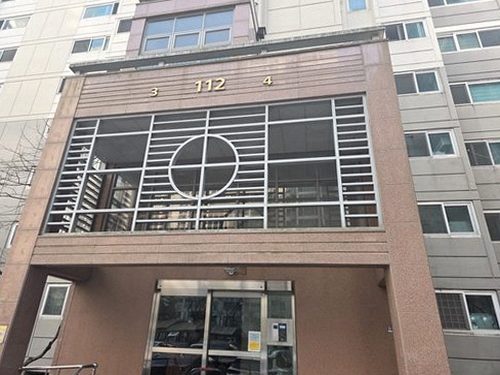 누수탐지 탐지 보고서와 증권을 함께 검토하는 모습