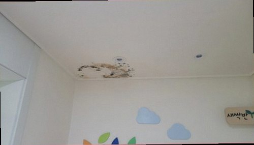 동대문구 누수탐지 보수 후 계량기와 벽면 상태를 확인하는 장면