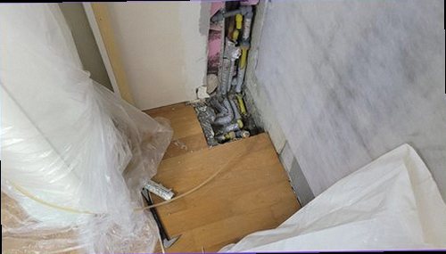 누수탐지 보수 후 배관 압력과 벽체 수분 상태를 재확인하는 점검 장면