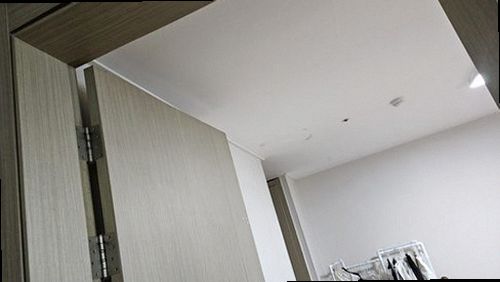 분당구 누수탐지 천장 얼룩의 위치와 번짐 상태를 확인하는 모습