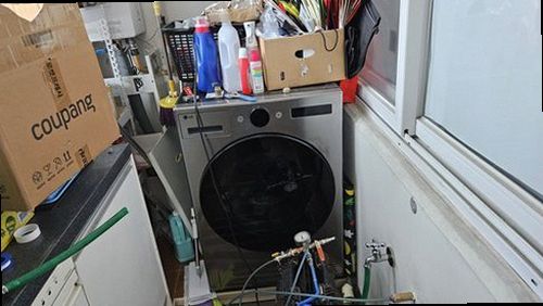 분당구 누수탐지 베란다 바닥과 벽 가장자리의 물자국을 확인하는 점검 장면