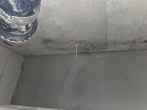 분당구 누수탐지 벽체 점검 후 확인 범위와 결과를 기록하는 모습