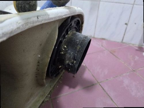분당구 누수탐지 실내 물자국과 배관 점검 위치를 확인하는 모습