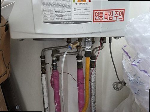 누수탐지 점검 기록을 바탕으로 배관 상태를 확인하는 모습