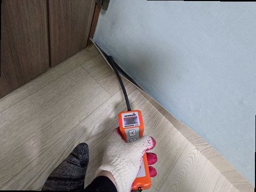 양주 누수탐지 천장과 벽 모서리에 번진 물 얼룩을 확인하는 모습