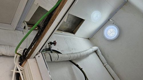 누수탐지 누수 검사 장비로 바닥과 배관 구간을 확인하는 장면