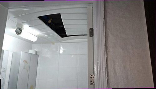 파주 누수탐지 보일러실 바닥에 번진 습기와 점검 장비를 확인하는 모습