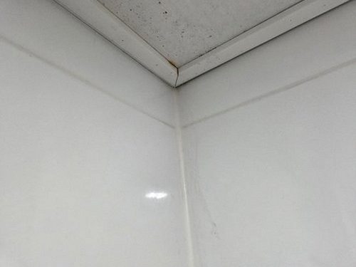 누수탐지 벽면 하단 습기 상태를 살펴보는 점검 장면