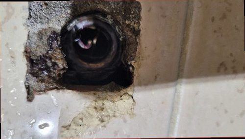 하남 누수탐지 누수 발생 위치와 주변 습기 상태를 확인하는 점검 장면