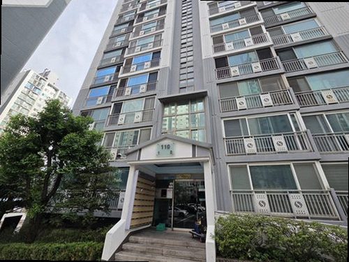 영통구 누수탐지 벽과 천장에 나타난 누수 흔적을 점검하는 모습