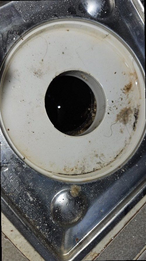 권선구 누수탐지 싱크대 아래 배관과 바닥의 물기 흔적을 확인하는 모습