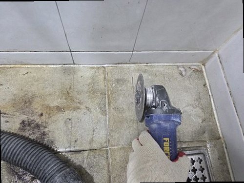 권선구 누수탐지 천장 얼룩과 벽면의 습기 흔적을 살펴보는 점검 장면