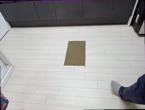 팔달구 누수탐지 베란다 천장에 번진 얼룩과 주변 상태를 확인하는 현장 모습