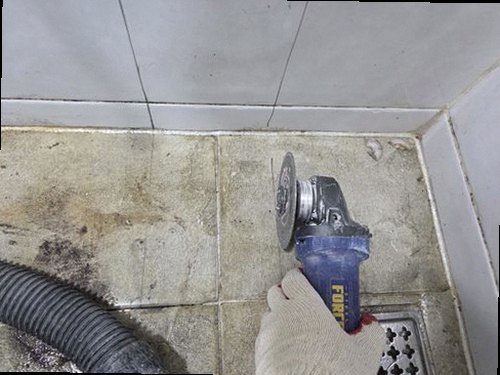 영통구 누수탐지 실내 누수 흔적과 물이 번진 방향을 확인하는 점검 장면