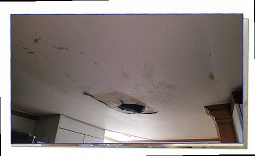 남동구 누수탐지 거실 천장에 번진 누수 흔적과 변색된 몰딩을 확인하는 현장