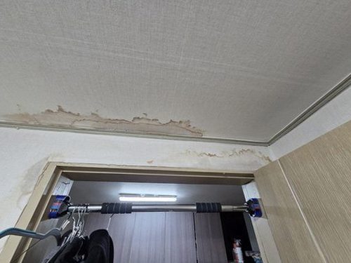 장안구 누수탐지 배관 위치와 수분 측정 결과를 함께 확인하는 과정