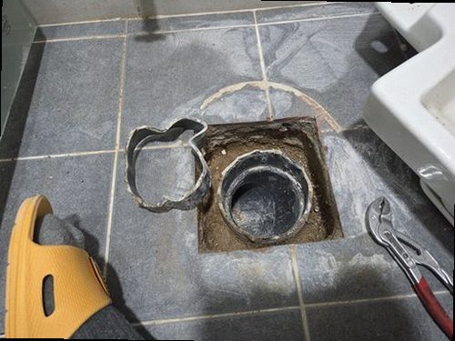 장안구 누수탐지 실내 누수 흔적과 계량기 확인 위치를 비교하는 장면