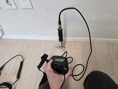 장안구 누수탐지 배관 경로와 벽면의 수분 상태를 확인하는 점검 장면