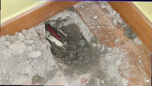 천안시 동남구 누수탐지 압력 측정 장비로 배관 상태를 확인하는 작업 장면