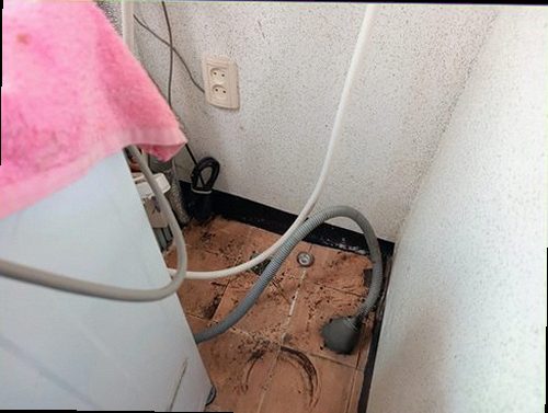 천안시 동남구 누수탐지 누수 원인 확인 후 배관 연결부와 주변 마감 상태를 점검하는 모습