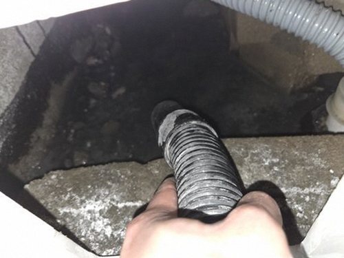 누수탐지 점검 기록을 정리하는 상담 장면