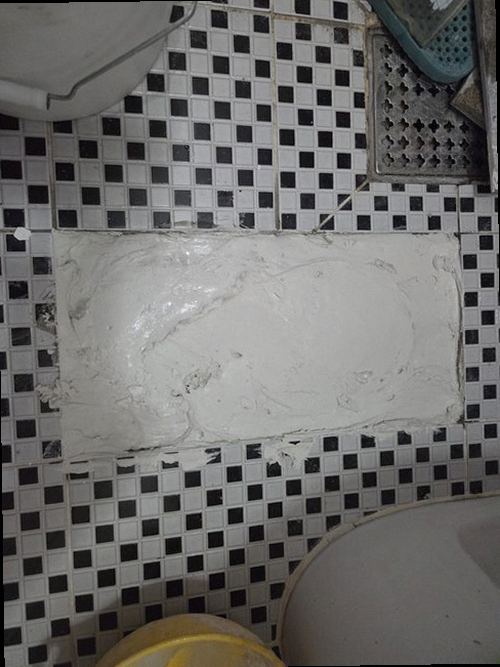 팔달구 누수탐지 천장 모서리 얼룩과 벽면 습기 흔적을 확인하는 모습