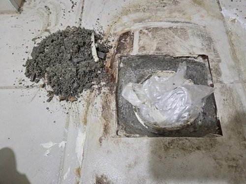 누수탐지 배관 연결부를 점검하는 장비 모습